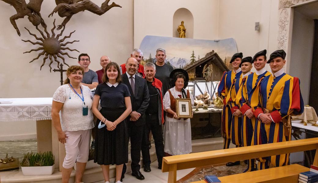 Am 2. Oktober brachte der Krippenbauverein Montlingen-Eichenwies um Präsident Daniel Kühnis (Siebter von links) der Schweizergarde ein Gefühl von Heimat nach Rom. 