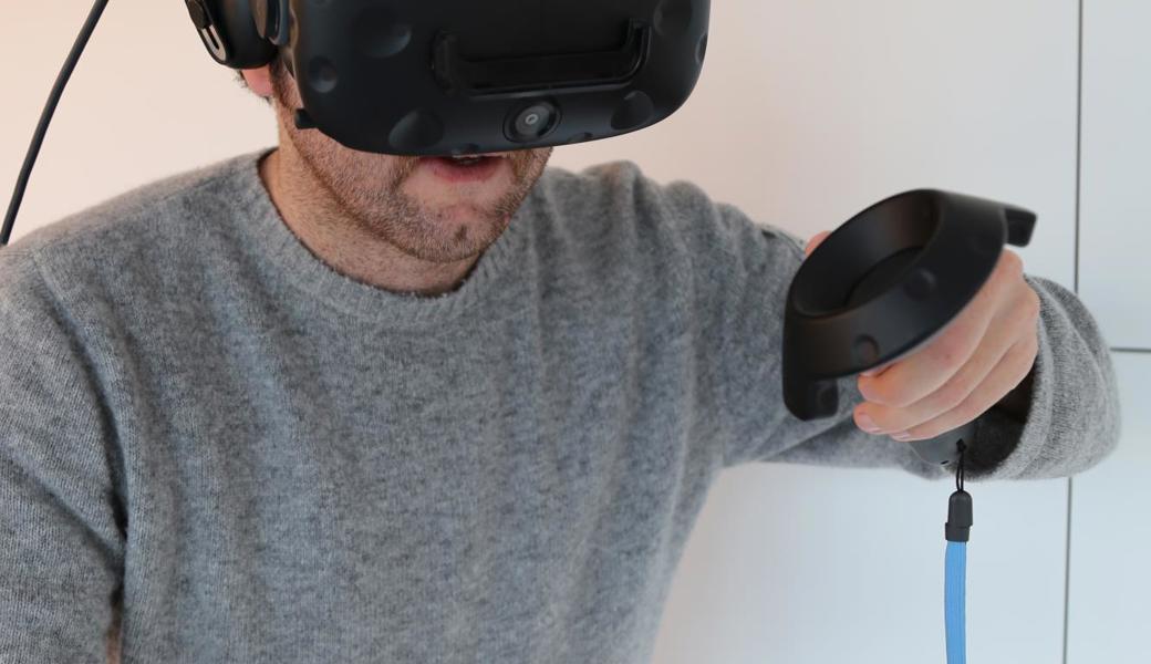 Autor Sandro Büchler taucht in die virtuelle Welt ein.