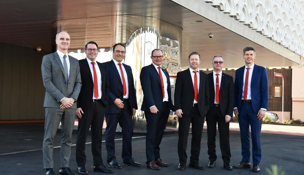 Der Neubau der Geschäftsstelle in Oberriet ist beispielhaft für die stetige Erneuerung der Infrastruktur der Rheintaler Raiffeisenbanken: Mathias Geissbühler, Leiter Investment Offices (CIO) Raiffeisen Schweiz (von links), sowie die Bankleiter Andreas Schmid (RB Diepoldsau-Schmitter), Oswald Wetli (RB Unteres Rheintal),  Thomas Haas (RB Mittelrheintal), Patrick Windler (RB Marbach-Rebstein), Reto Zellweger (RB Berneck-Au) und Norbert Lüchinger (RB Oberes Rheintal).