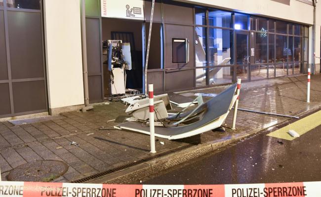 Bancomat gesprengt, mit Geld entkommen