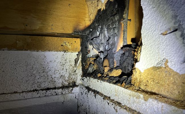 Bei einem Mottbrand in einem Einfamilienhaus entstand hoher Sachschaden