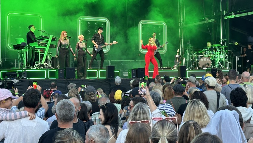 Bejubelter Schlagerstar: Beatrice Egli sang am Kronberg vor rund 1500 Fans. Bejubelter Schlagerstar: Beatrice Egli sang am Kronberg vor rund 1500 Fans.