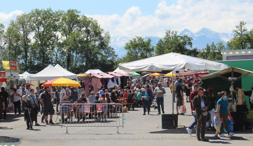 Der Flohmarkt auf der Allmend war gut besucht. Manche trugen beim Flanieren Maske, andere nicht.  