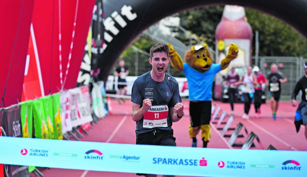 Nando Baumann freut sich wie ein Löwe über den Sieg im Halbmarathon.