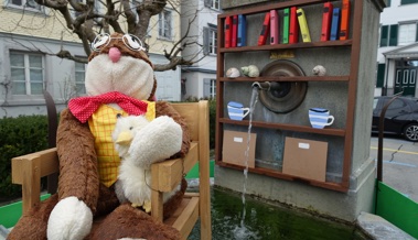 Professor Osterhase grüsst vor der Gemeindebibliothek