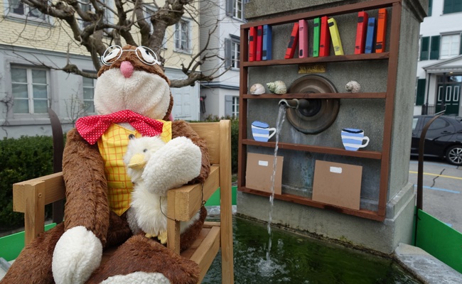 Professor Osterhase grüsst vor der Gemeindebibliothek
