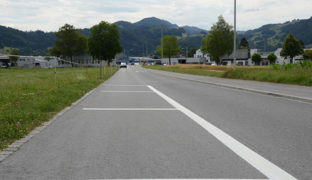 Die Parkfelder sind versetzt angeordnet. So kann der Gegenverkehr passieren.