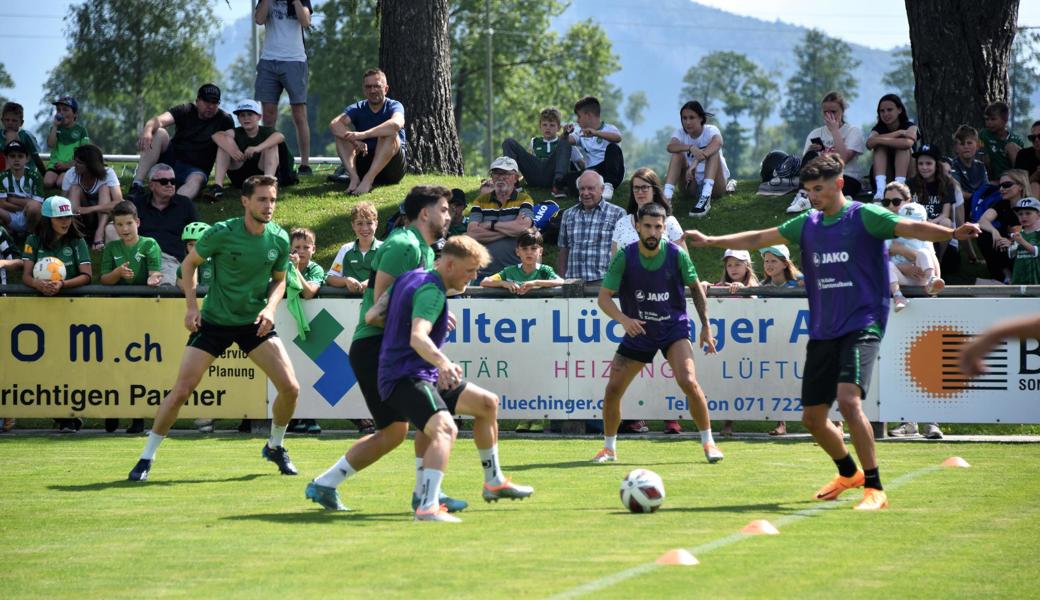 Ein bunt gemischtes Publikum genoss es, den FCSG-Profis bei der Arbeit zuzuschauen.