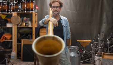 Mit Quietschsäuli und Milchkannen: Perkussionist Enrico Lenzin bewegt den St. Galler Untergrund