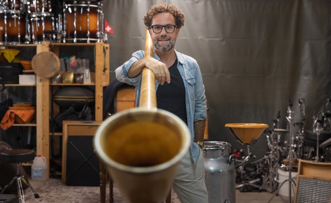 Mit Quietschsäuli und Milchkannen: Perkussionist Enrico Lenzin bewegt den St. Galler Untergrund