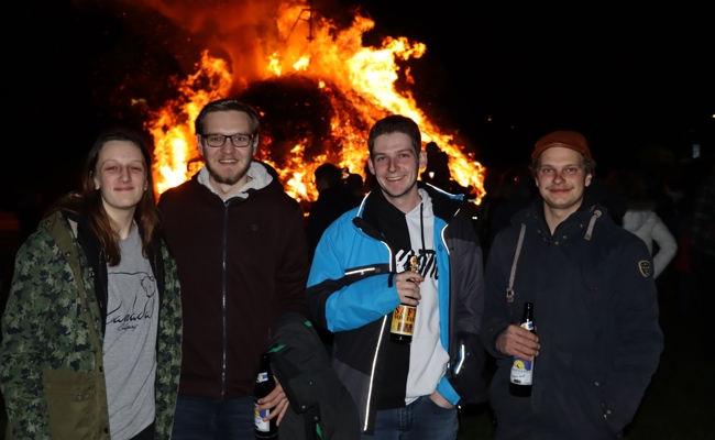 Die Schneefrau loderte und knallte auf dem Rheinvorland