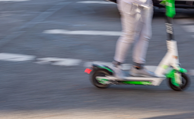 Zehnjähriger verunfallt mit einem E-Scooter und verletzt sich schwer