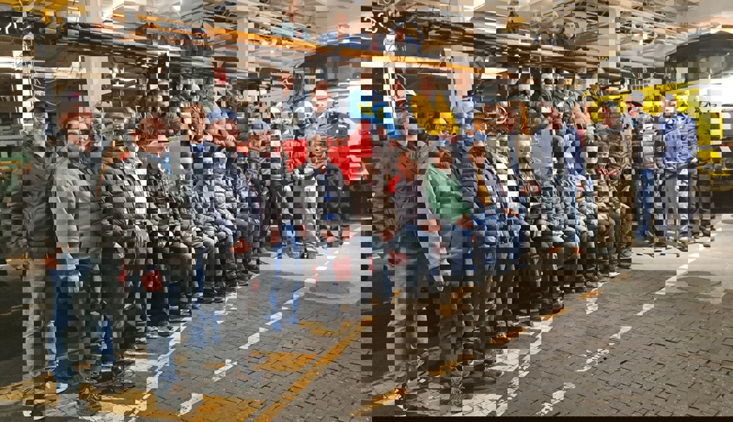Die Männerriegler vom STV Marbach mit dem restaurierten Feuerwehrauto im Saurer Museum