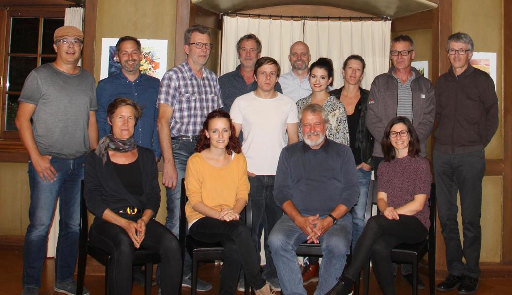 Sie führen die nächste Staablueme durch: (vorne v. l.) Präsidentin Eva Graf, Bianca Sieber, Pesche Mathys, Pascale Graf, (hinten v. l.) Walter Zai, Roger Graf, Anton Studach, Martin Hagmann, Gabriel Collet, Bruno Imlig, Astrid Dörig, Nadine Kehl, Guido Poznicek, Gert Bruderer. 