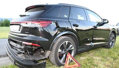 Bei einem Unfall mit einem Auto verletzt sich ein 15-jähriger Mofafahrer