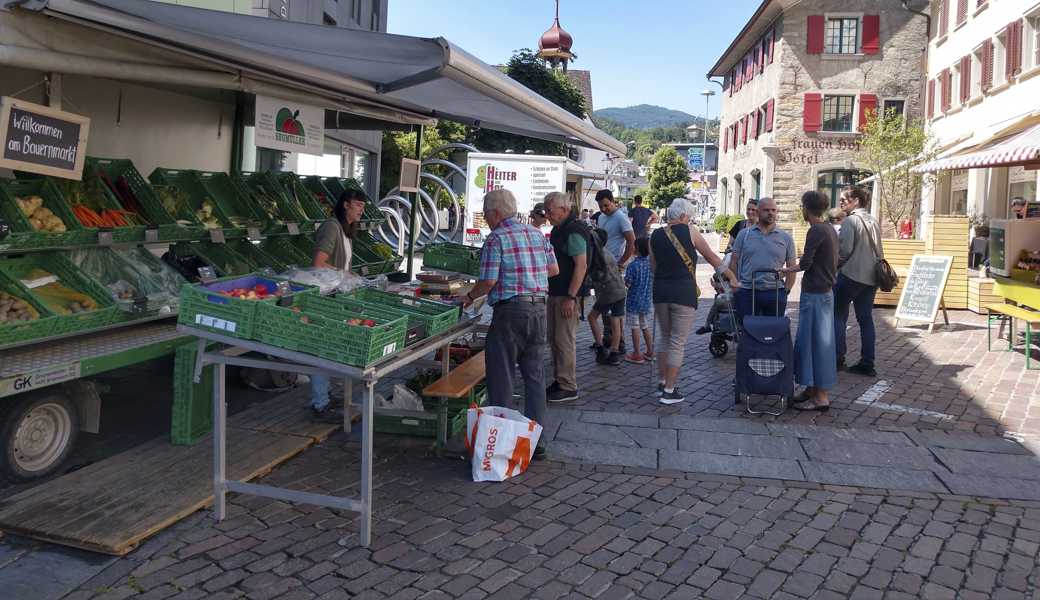 Der Altstätter Bauernmarkt im Juni 2022. Rechts im Hintergrund auf temporär aufgehobenen Parkplätzen die Sitzmöbel, die sich die politische Vereinigung «a plus» den Sommer über auch künftig oben in der Marktgasse wünscht.