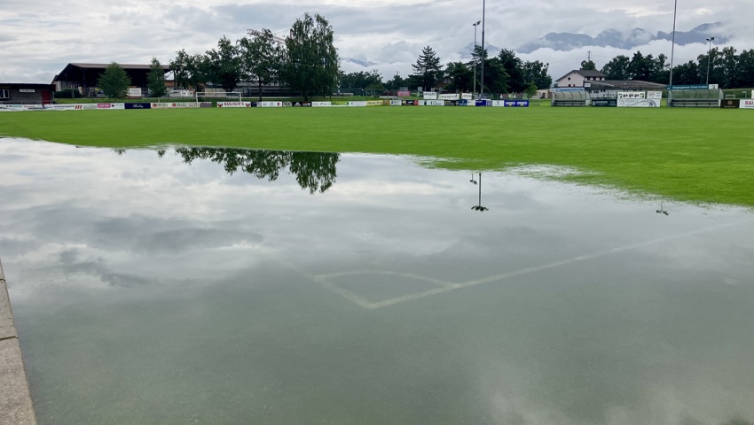 Der starke Regen setzt Felder unter Wasser und lässt Flüsse anschwellen Der starke Regen setzt Felder unter Wasser und lässt Flüsse anschwellen