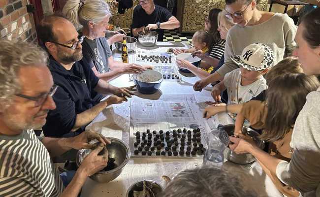 Von Hand gerollt: «Staablueme»-Blumenmurmeln als Botschafter der Kulturwoche