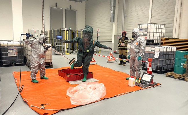 Chemikalienunfall und Hängetrauma: SFS übt für den Ernstfall