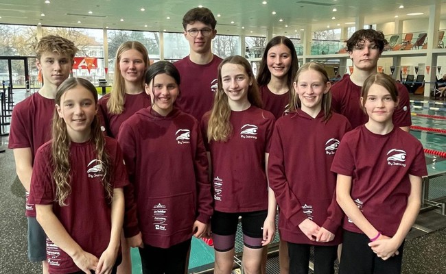 Neun Medaillen und 29 neue Bestzeiten für Rhy Swimming