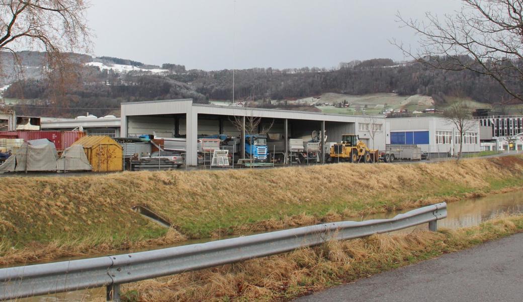 Zwischen Binnenkanal und Rosenbergsaustrasse, auf dem Areal von Köppel Reisen, möchte Swisscom (hinter der hier zu sehenden offenen Halle) eine Mobilfunkanlage mit 5G-Technik erstellen. 