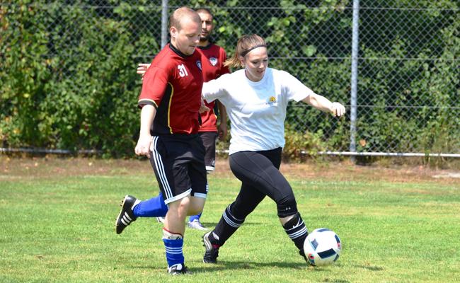 Rheinblick fest in der  Hand der Hobbyfussballer