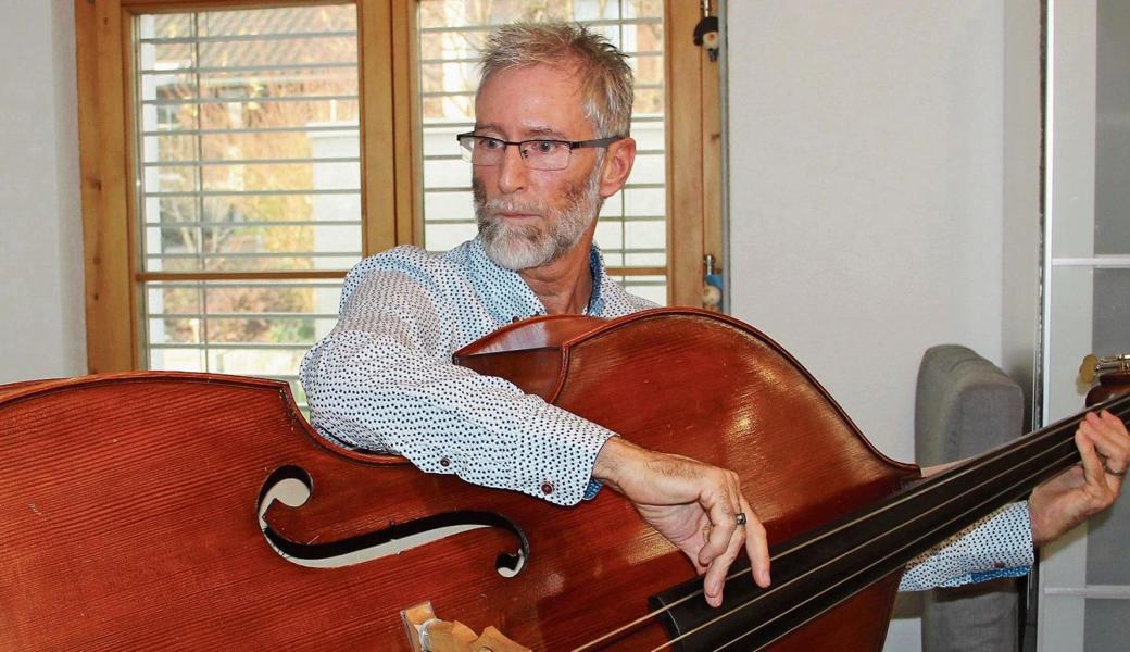 Elmar Lindenmann, der früher Trompete, Flügelhorn und Akkordeon spielte, ist nun als Kontrabassist und E-Bassist an vielen Projekten beteiligt.
