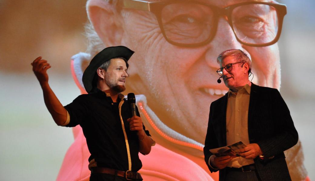 «Ich durfte erleben, wie jemand etwas hinkriegt», sagte Lothar Becker (l.) Kameramann beim ZDF, über seine Begegnung mit Stephan Holderegger. Den Hut habe er mitgebracht, da er ein Geschenk des Verstorbenen sei, gab Becker Moderator Victor Rohner Auskunft.