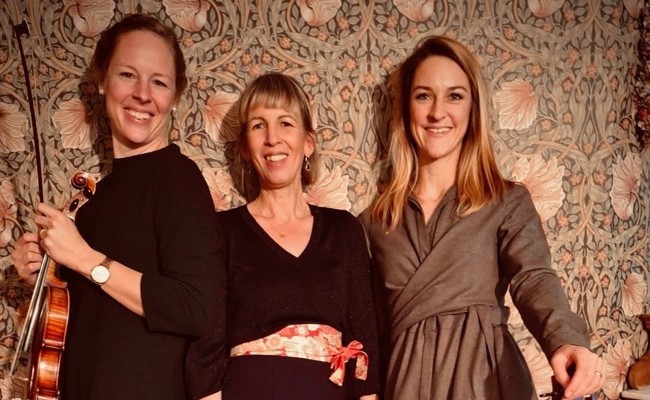 Duo fehrstimmt wird für einen Auftritt auf der Bühne Marbach zum Trio