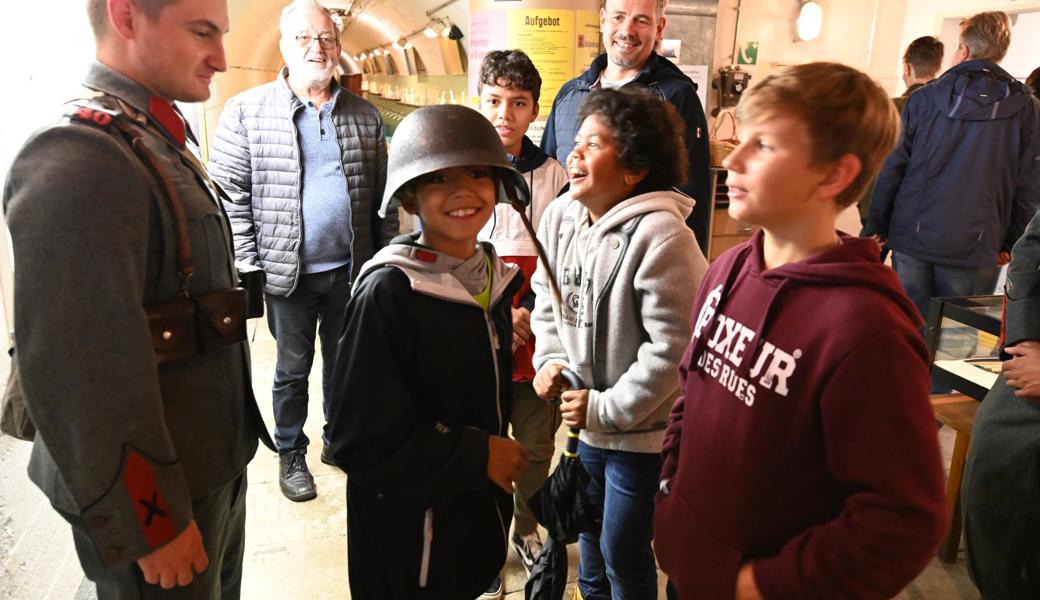 Im Festungsmuseum Heldsberg in St. Margrethen wurde man von Museumsvereinsmitgliedern in alten Uniformen begrüsst. Für diese Buben war es das Grösste, sich selbst einmal deren Helm aufzusetzen.