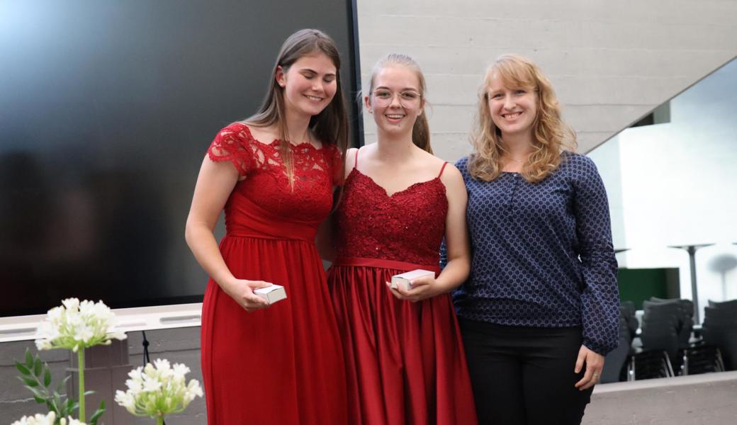 Patricia Schmid (links) und Leonie Stieger (Mitte) wurde für das beste Abschlusszeugnis von Ramona Breu, Präsidentin des Ehemaligenverein ausgezeichnet. 