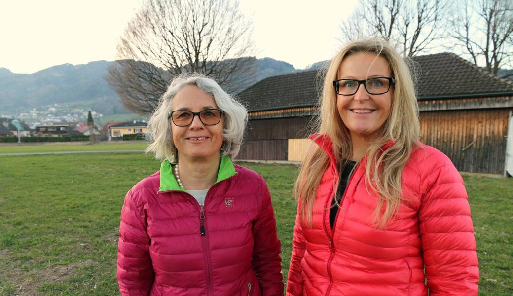 Open-Air-Kino beim Alten Schützenstand: Der Kulturverein mit Vorstandsmitglied Renate Sutter (links) und Präsidentin Conny Bänziger lädt am 15. Juni zu einem Filmabend im Riet ein.