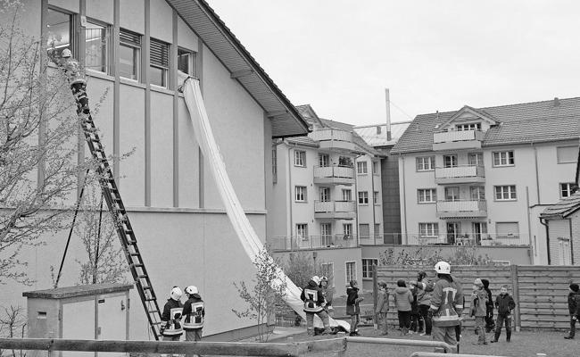 Frühjahrsübung der Feuerwehr: Brand im Schulhaus und in der Turnhalle