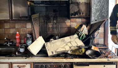 Hoher Sachschaden nach Rauch und Feuer in einer Küche