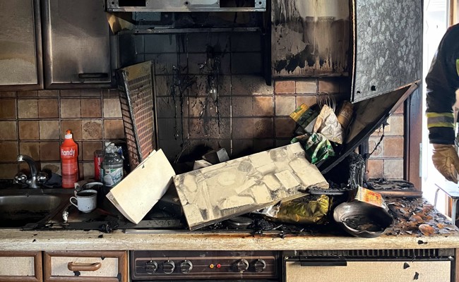 Hoher Sachschaden nach Rauch und Feuer in einer Küche