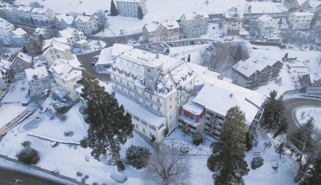 Das Bauland bei der «Holzkirche» (hinten auf dem Foto) liegt im Zentrum Walzenhausens.
