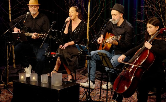 Viertes Adventsfensterchen: «BLU Accoustic feat» waren zu Gast auf der Diogenes-Bühne