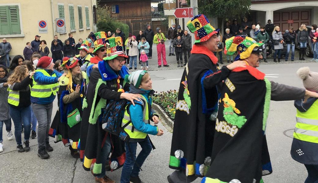 Die Obervögel heizten die Stimmung an, während die Burgtätscher spielten. 
