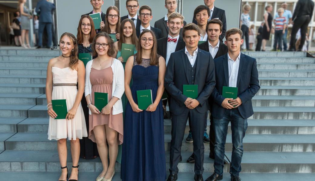 Klasse 4LaNbPb: Untere Reihe: Marie Louise Leupold, Barbora Plachá, Vivienne Schneider, Joel Lüchinger, Mika Lippuner. Zweite Reihe: Tanja Gächter, Chiara Eberle, Michael Würmli, Robin Kruspan. Dritte Reihe: Lea Granzin, Severin Fässler, Shichun Jin. Vierte Reihe: Marc Popp, Simon Thurnherr, Jeremy Bitar, Klassenlehrer Virgil König. 