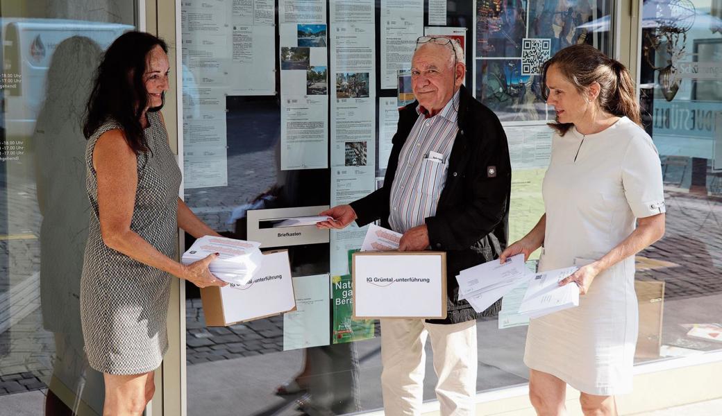 Ein wichtiger Schritt der Arbeit ist getan: Vertreterinnen und Vertreter der IG Grüntalunterführung, allen voran Peter Amsler und Sabine Frommenwiler (rechts) werfen die Bögen bei der Stadt ein.