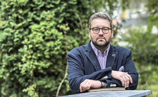 Mit seiner hervorragenden Bariton-Stimme bereichert er das Konzert des Collegium Marianum
