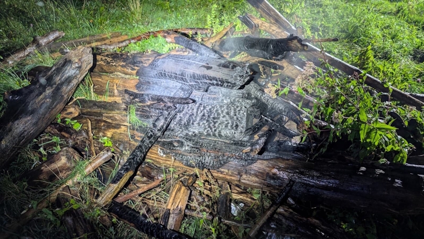 Der Holzhaufen an der Hauptstrasse brannte kurz vor 22 Uhr.