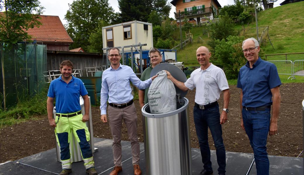 Anlässlich der Eröffnung durch Michael Litscher, Gemeindepräsident, Lukas Züst, Leiter Werkhof, Werner Brunner, Geschäftsleiter Waldheim, Ueli Graf, Leiter Finanzen Waldheim und Roger Aeschlimann, Baumeister, wurde der erste Gebührensack entsorgt.