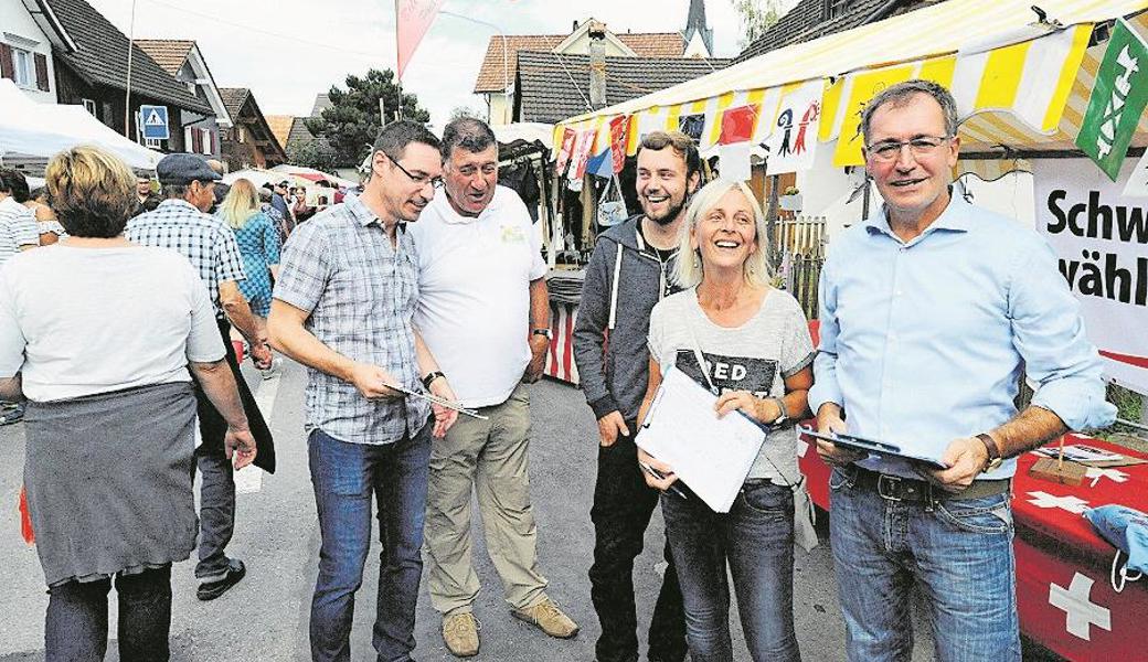 Die Hauptstrasse durch Kriessern ist während der Kilbi eine Flaniermeile und ein viertelkilometerlanges Fest.