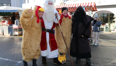 Verrückter Markt: Samichlaus und Schmutzli trafen auf Hühner aus dem Gnadenzoo