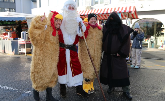 Verrückter Markt: Samichlaus und Schmutzli trafen auf Hühner aus dem Gnadenzoo
