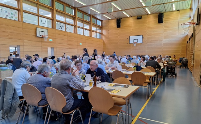 Gemeinsam Suppe für einen guten Zweck geniessen