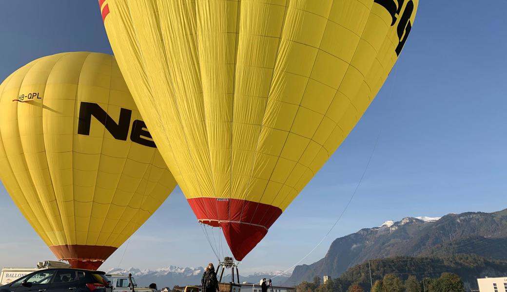 Die Ballone erhoben sich bei perfektem Wetter vor einer eindrücklichen Kulisse. 