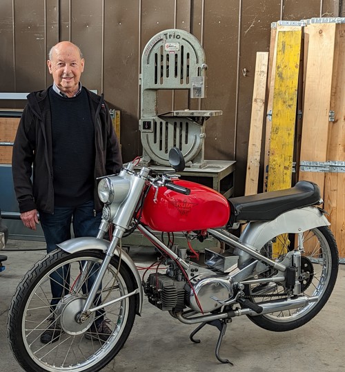 Alle seine sechs Rumi-Modelle sind fahrtüchtig: Peter Meile mit der Rumi 125 Sport. Alle seine sechs Rumi-Modelle sind fahrtüchtig: Peter Meile mit der Rumi 125 Sport.