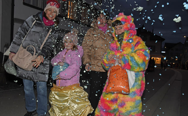 Karneval zu Bernang – mit heissen Rhythmen und coolen Kostümen